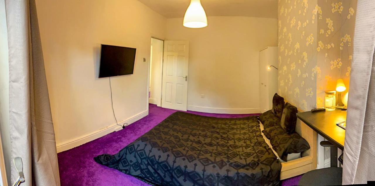Wolves Living Acomodação com café da manhã Bushbury Exterior foto