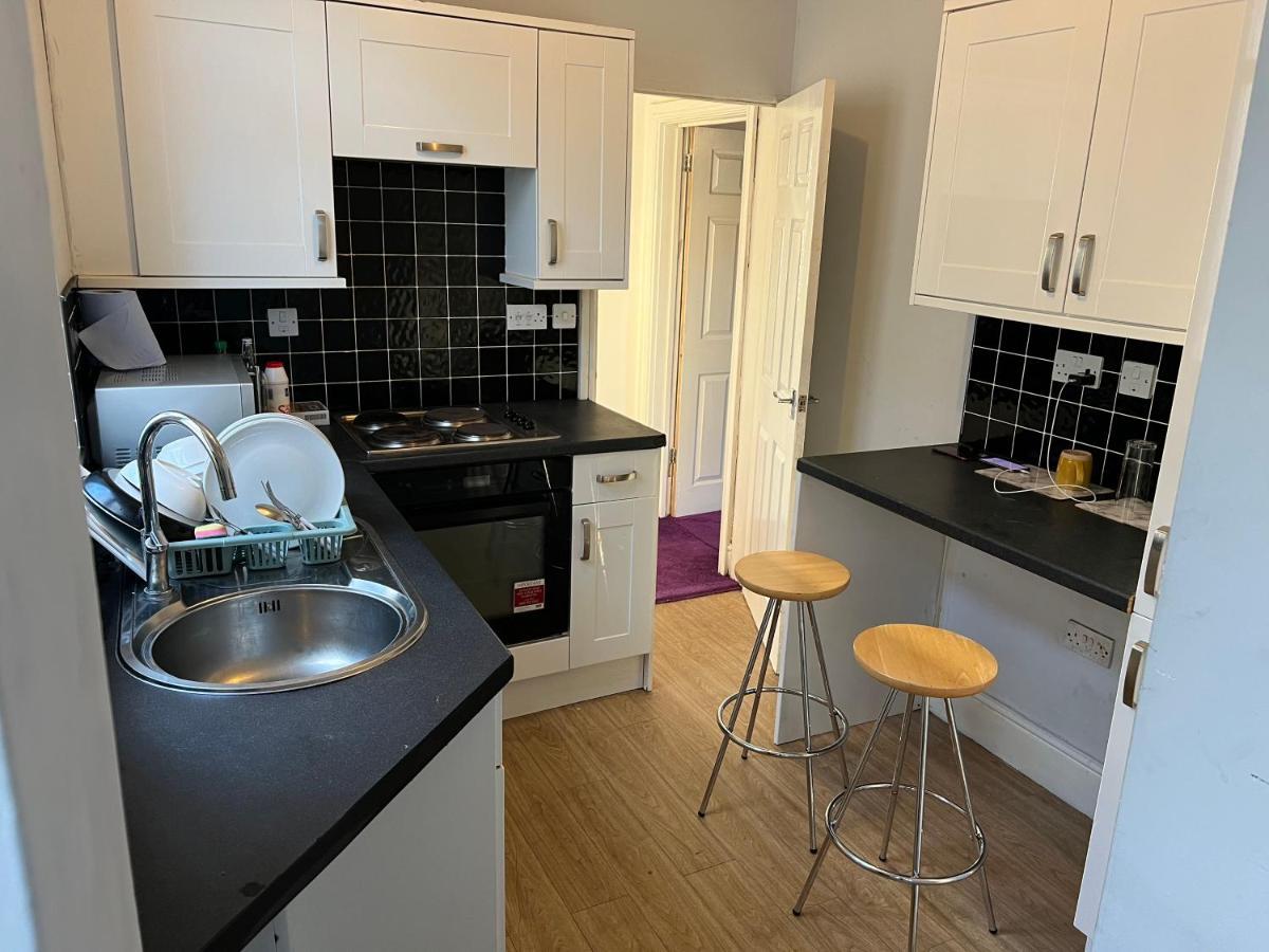 Wolves Living Acomodação com café da manhã Bushbury Exterior foto